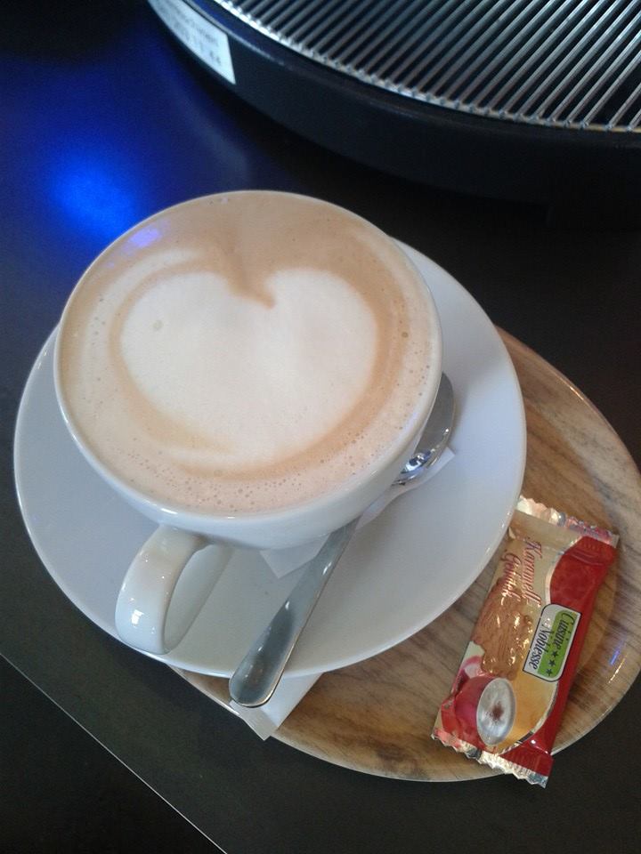 Kaffee, Cappuccino, Milchkaffee mit Deko von The Coffee Factory, Gastgeberin, The Coffee Factory, Muhenstrasse 11, 5036 Oberentfelden, Bezirk Aarau, Aargau (AG), Schweiz